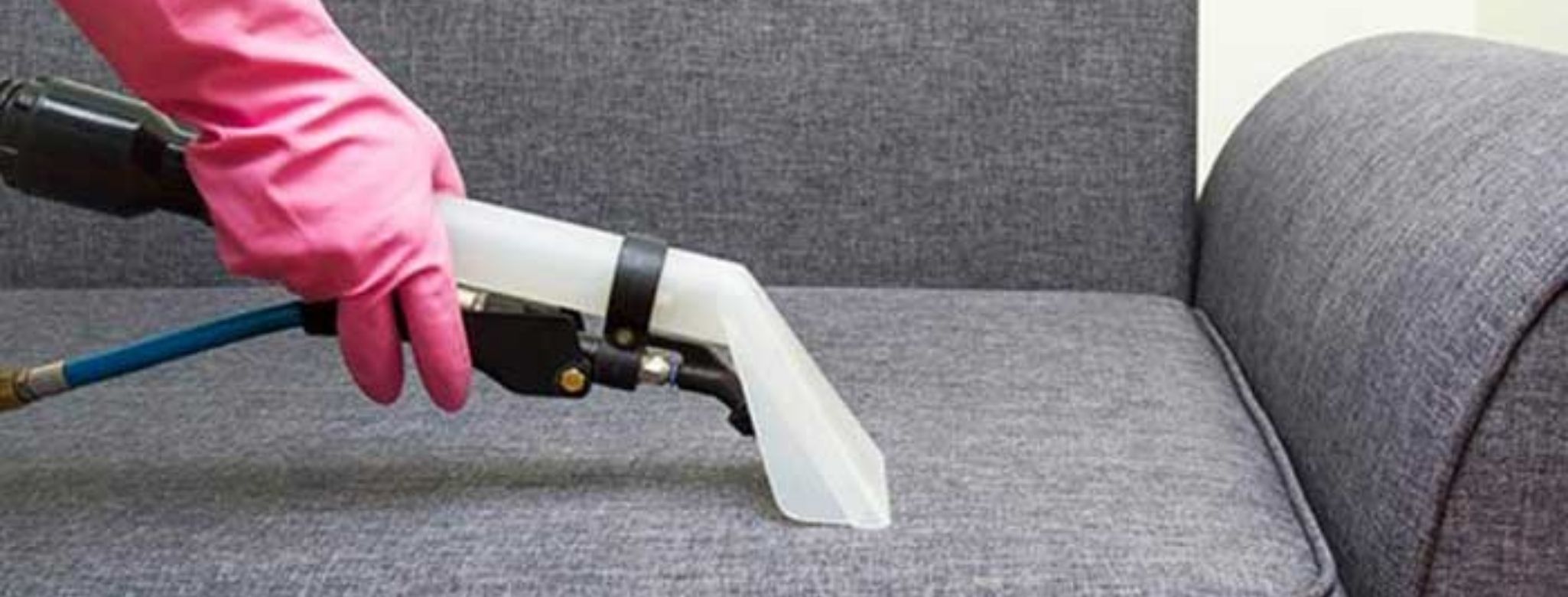 nettoyage canapé avec une shampouineuse injecteur extracteur